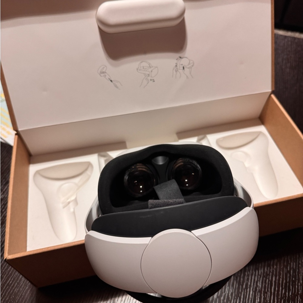 Meta Quest 2 VR headset 256gb with elite strap and carrying case only!